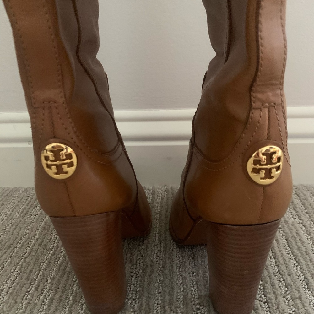 Excellent condition Tory Burch camel boots size 8